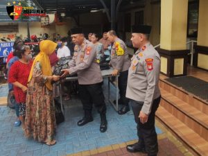 Polsek Tambora Gelar “Jumat Peduli”, Bagikan Ratusan Kilogram Beras untuk warga