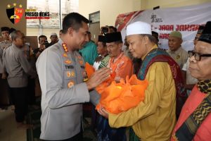 Kapolres Metro Jakarta Barat dan Dandim 0503 JB Tebar Kepedulian Lewat Program Jumat Peduli