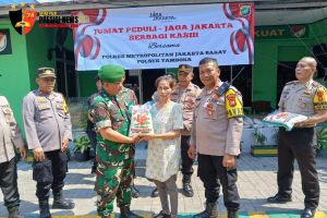 Polsek Tambora dan Koramil 02 Gelar Jumat Peduli, Bagikan 30 Karung Beras untuk Warga