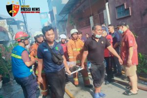 Tim Sidokkes Polres Jakbar Evakuasi Relawan Kebakaran di Mangga Besar