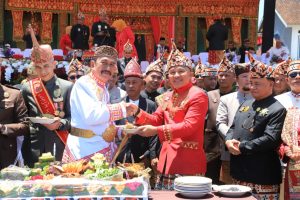 Semarak HUT Ke-34, Pemkab Lampung Barat Gelar Upacara Hingga Pentas Seni