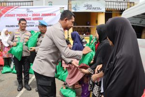 Polres Metro Jakarta Barat Gelar Jumat Peduli, Warga Palmerah Terima Sembako