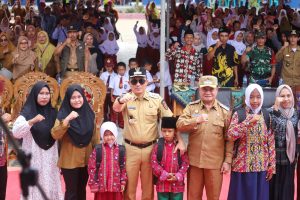Seragam Gratis Parosil Mabsus dan Mad Hasnurin Menjadi Program Primadona Masyarakat Lampung Barat