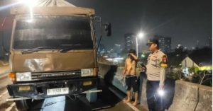 Truk terjadi pecah ban di fly over Pesing,Pampta polres Jakarta barat Membantu Dalam Bentuk Pelayanan Masyarakat