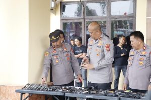 Kapolres Pinrang Pimpin Pengecekan Senjata Api Personel