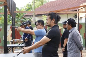 Polres Pinrang Tingkatkan Kemampuan Personel Melalui Latihan Menembak